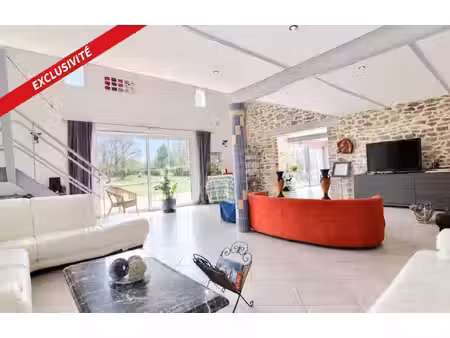maison atypique sur un terrain de 2 ha 19a 33ca