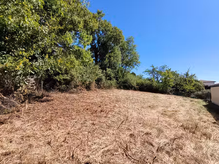taulhac: terrain à bâtir viabilisé dans petit lotissement