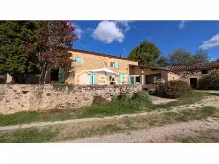 maison en pierre avec dépendance