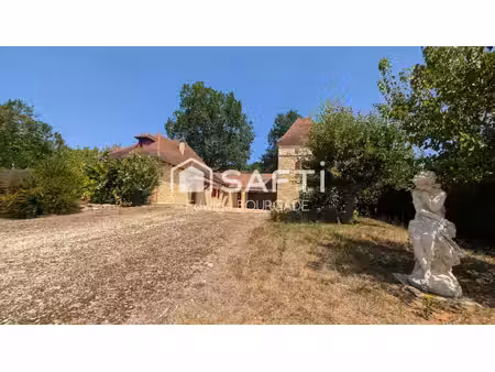 maison en pierre avec pigeonnier et piscine