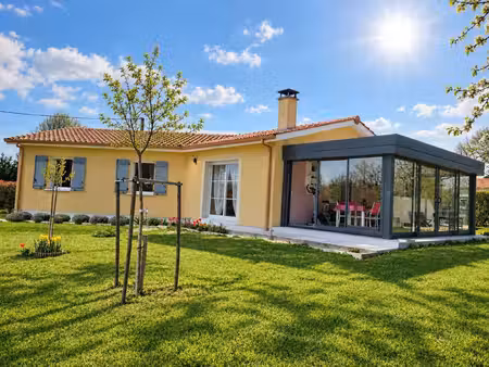 à saint-christoly-de-blaye  charmante maison de plain-pied de 148 m²  avec ses 3 chambres 