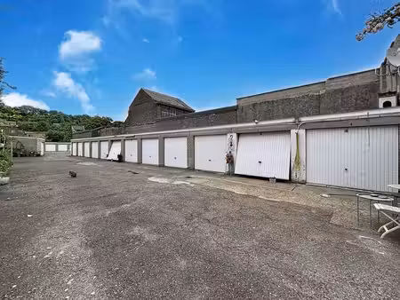 garage fermé idéalement situé avec accès sécurisé