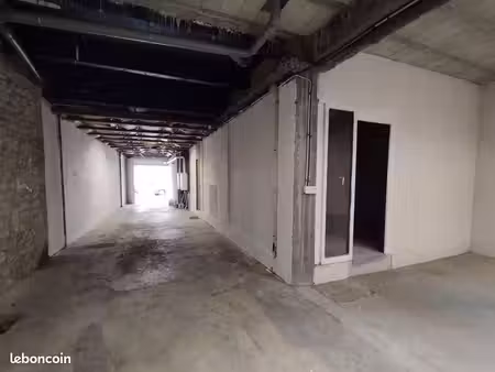 à louer – garage / local de stockage de 160 m² – angoulême