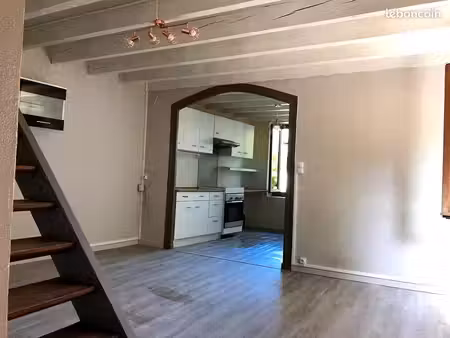 appartement de 75 m² avec terrasse  cave et place de stationnement devant le bien