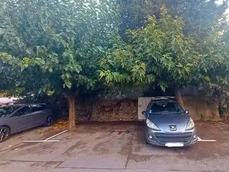 ◊ 2e emplacement dans parking double – 20 m² – 50 /mois