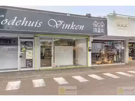 zeer centraal gelegen handelsruimte te pelt (neerpelt) met parking voor de deur! deze hand
