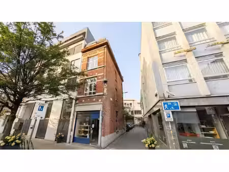 kamerwoning met 6 kamers en handelsgelijkvloers.