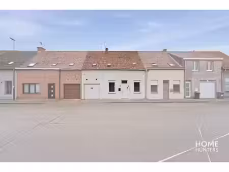 te renoveren woning met 3 slaapkamers en ruime garage in vlamertinge