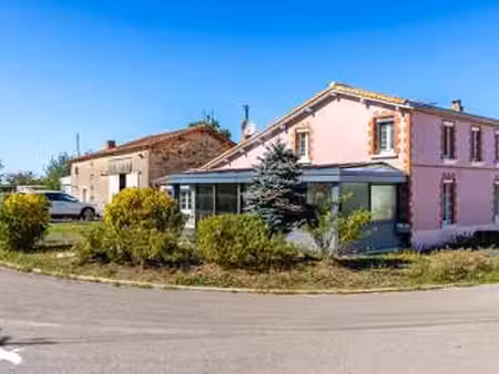 vente longère et corps de ferme à la ferrière (85280) : à vendre / 147m² la ferrière