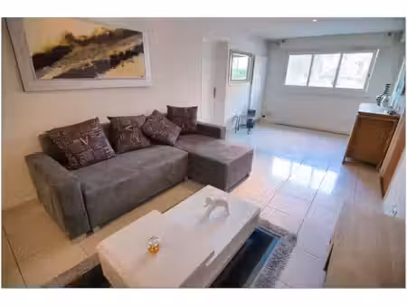 appartement de 79 m² en rez-de-chaussée avec place de parking intérieure