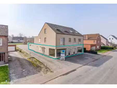 ruim handelspand (showroom/bureau en zeer groot magazijn) met veel mogelijkheden te bilzen