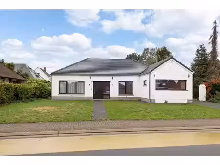 moderne  instapklare bungalow met 4 slpk. en 2 badk. en bijgebouw op 12 are 30 ca