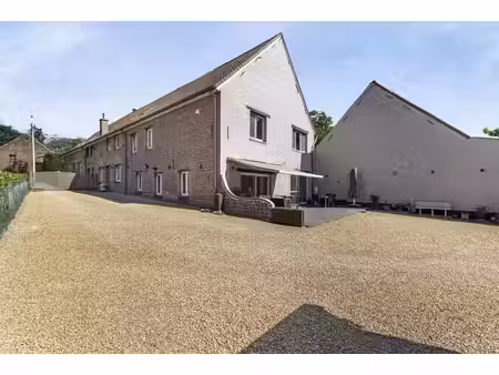 ruime karakterwoning met 6 kamers  3 badkamers en tuin