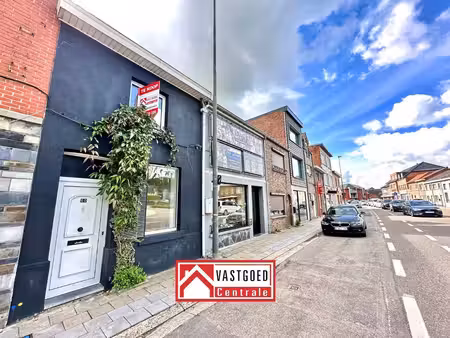 volledig gerenoveerde woning met 2 slaapkamers en zonnige koer op gunstige ligging in tong