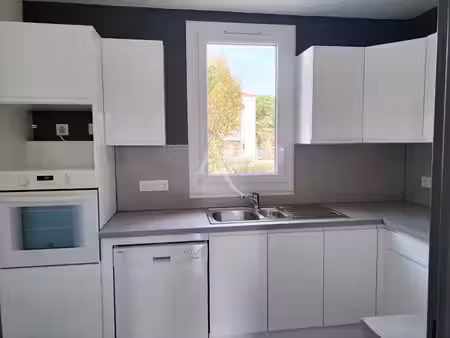 location appartement 2 pièces 49m2 hyères 83400 - 805 € - surface privée