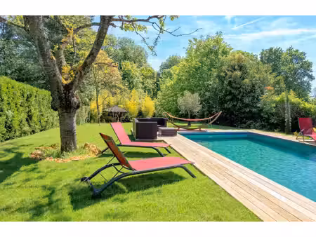 maison avec 1200 m² de terrain et piscine