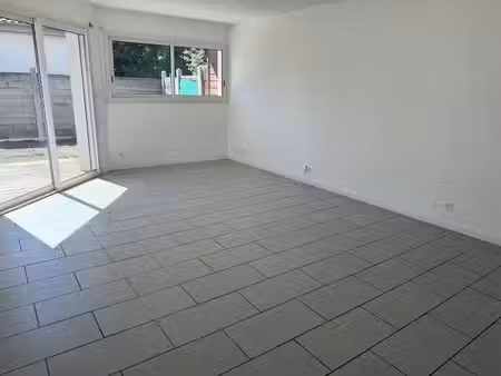 location maison 4 pièces 95 m² à ares (33740)  1 110 €