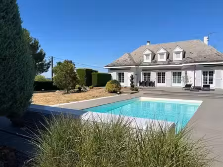 maison de luxe de 240 m2 en vente saint-germain-lespinasse  auvergne-rhône-alpes