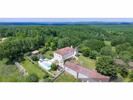 propriété avec piscine et jardin cremps (46)