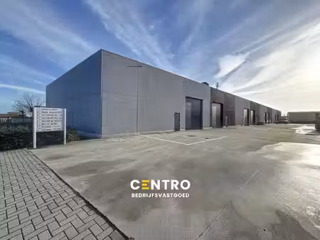 recente instapklare loods van 454m² te huur met 2 sectionale poorten en 4 parkeerplaatsen 