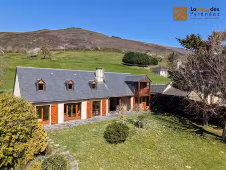 villa avec vue et piscine
