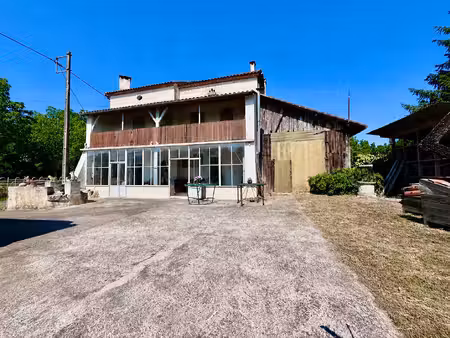 à castelmoron-sur-lot  venez découvrir cet ensemble immobilier situé dans un environnement