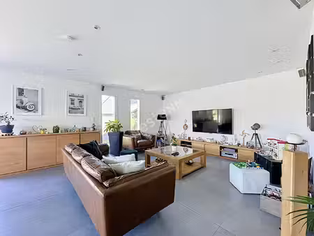 a vendre - maison moderne à la pouëze - 4 chambres avec vie de plain pied sur 720 m² de te