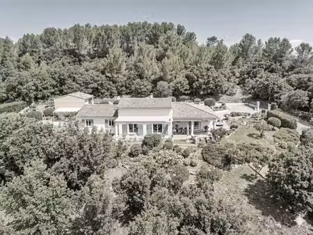 a vendre les arcs sur argens propriété 4 chambres avec piscine et vue dégagée