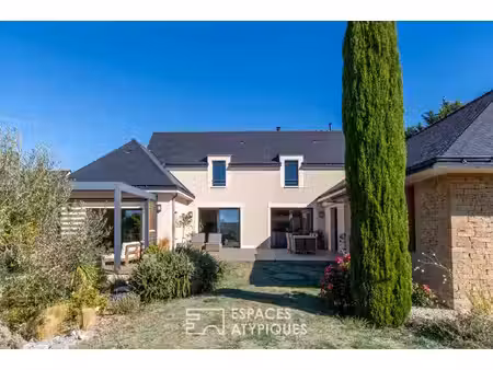 maison contemporaine avec vue dégagée et matériaux nobles