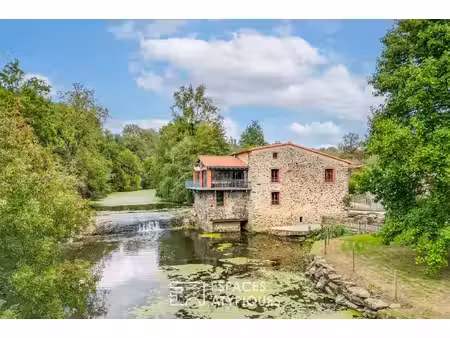 ancien moulin rénové au bord de l'evre