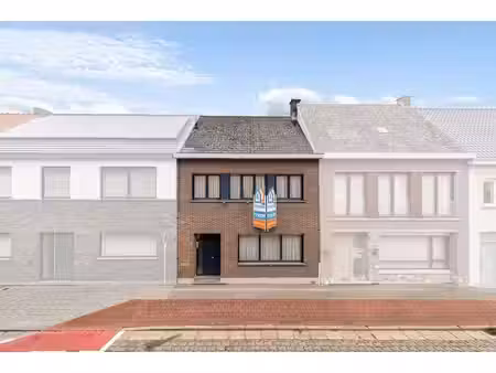 te moderniseren woning met 3 slaapkamers en garage