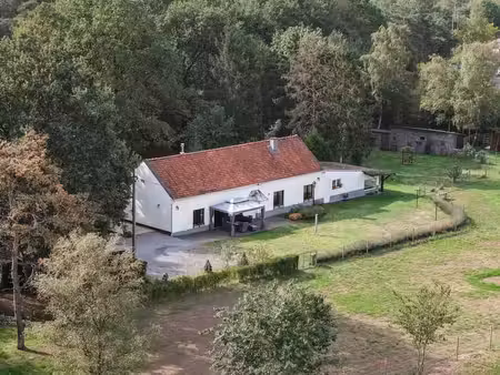 rustig gelegen vrijstaande woning op een ruim perceel van...