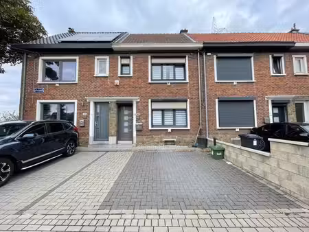 maison moderne avec jardin et emplacement de parking