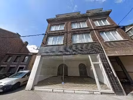 immeuble avec 3 appartements  un show-room et un hangar