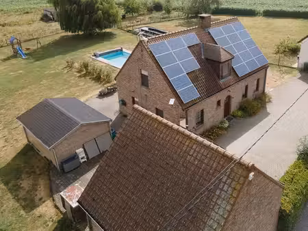 villa avec piscine et prairie