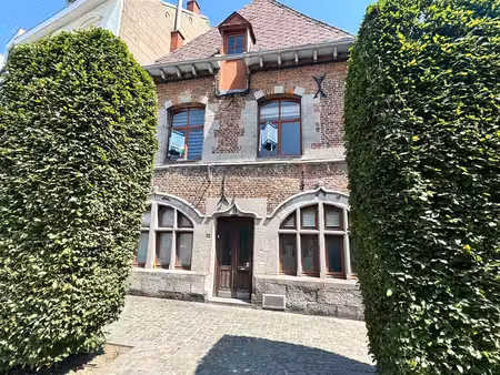 maison spacieuse avec espace commercial a rénover!