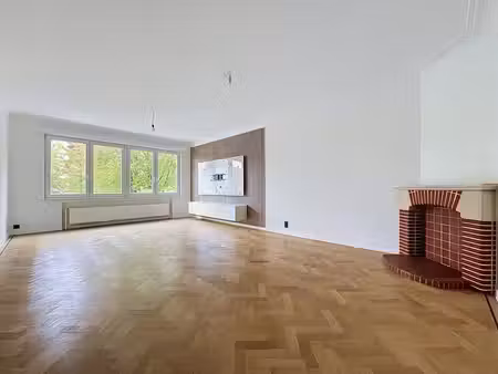 jette : appartement 2 chambres avec terrasse et garage