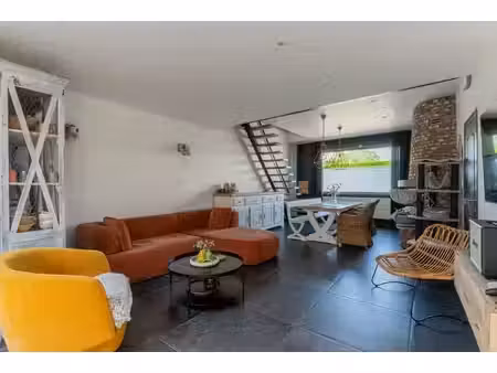 spacieuse maison avec garage et grand jardin