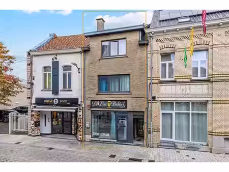 immeuble de rapport avec rez commercial et duplex au centre