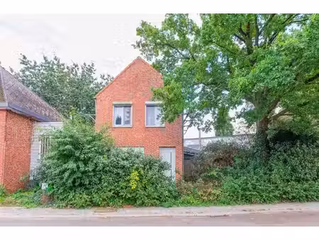 projectgrond met vergunde plannen op een perceel van 761 ...