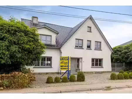 karaktervolle open bebouwing met 4 slaapkamers gelegen op...