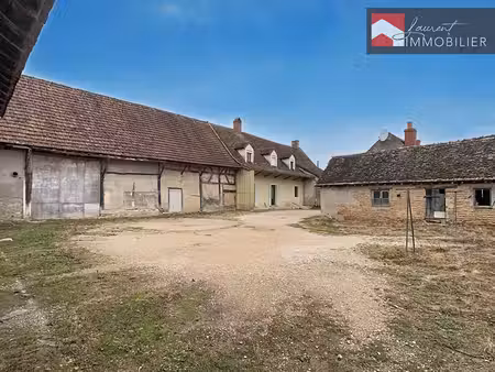 simandre ? ensemble immobilier avec maison  grange et nombreuses dépendances ? 212 000 €