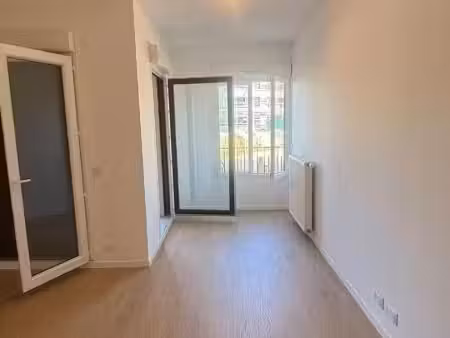 studio / 34m² / la barre - ormesson (ligne h)