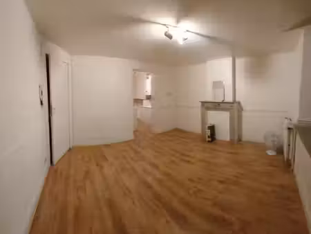 appart rdc en demi sous sol avec séjour + 1 chambre.
