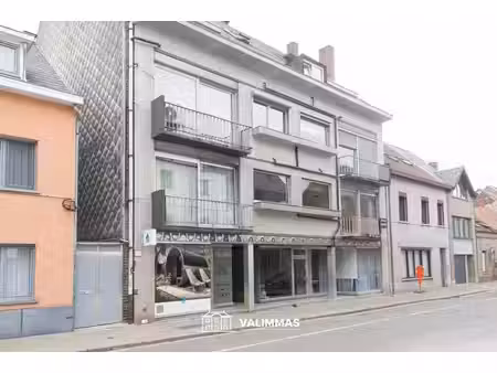 gelijkvloerse handelsruimte/appartement met mooi terras...