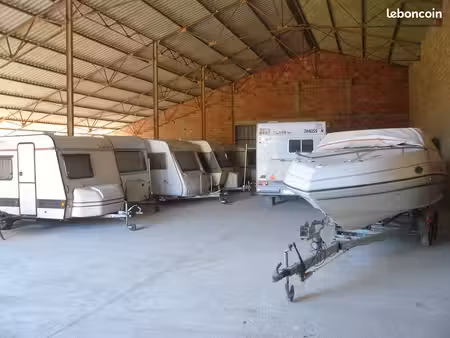 location emplacement/entreposage/garage/ stationnement pour hivernage/voiture/bateau/carav