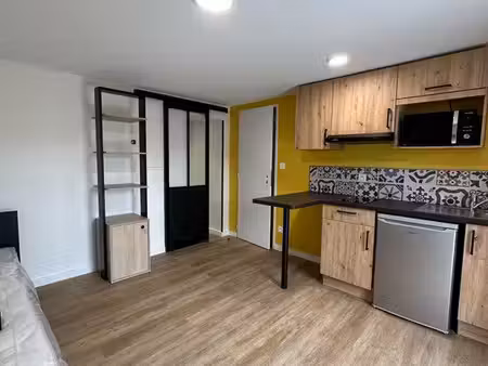 ? studio meublé de 20m2 avec terrasse privative et place de parking ?