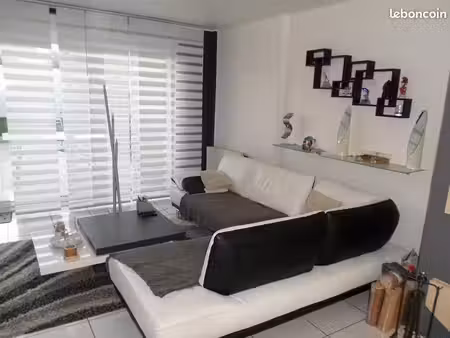 maison  fenêtres en pvc double vitrage