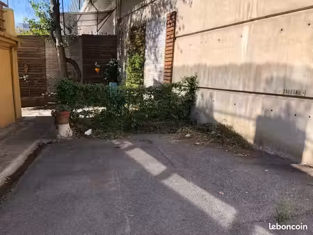 place de parking bas magnan