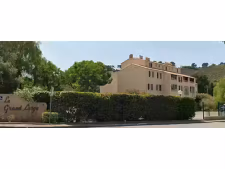 appartement 1 pièce 28 m² rez-de-jardin parking privatif proche plage & port saint-mandrie